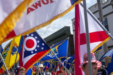 Saint Charles, Missouri 7-4-2019 -ABD, Bağımsızlık günü geçit töreni, geçit töreni ile devlet bayrakları taşınıyor.