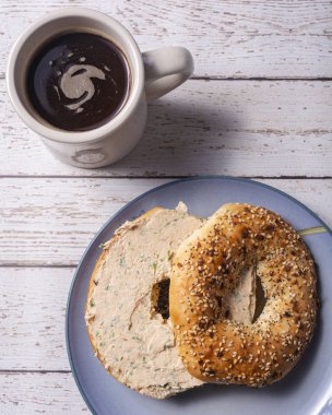 Her şey simit, somon spread ve fransız basın kahve bir fincan ile lezzetli bir kahvaltı.