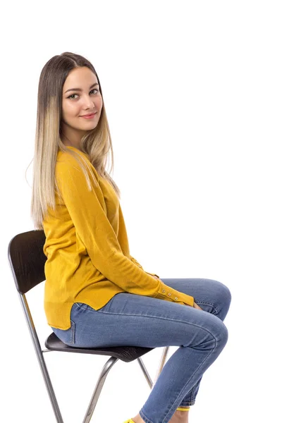 Hermosa Joven Posando Una Silla Sobre Fondo Blanco —  Fotos de Stock