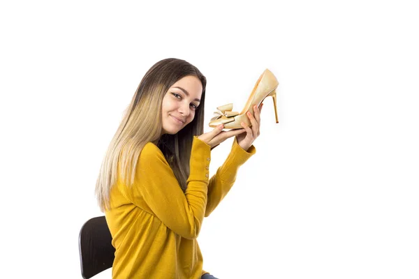 Mujer Bastante Joven Sosteniendo Zapato Tacón Alto Sobre Fondo Blanco — Foto de Stock