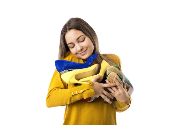 Mujer Joven Bastante Orgullosa Sosteniendo Muchos Zapatos Sobre Fondo Blanco — Foto de Stock