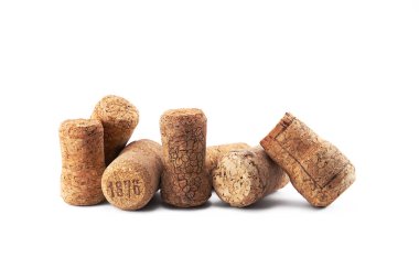 Beyaz arkaplanda izole edilmiş şarap mantarları