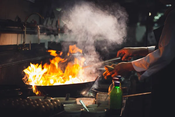 Шеф-кухар перемішування приготування — стокове фото