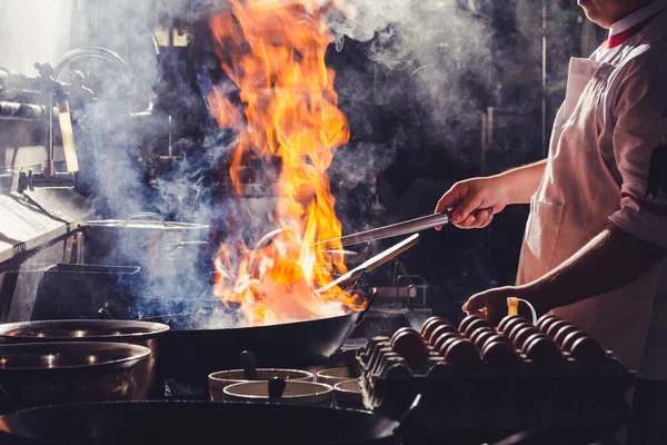 Chef rührt im Wok an — Stockfoto