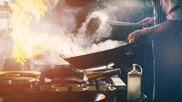 Chef salteado en wok — Foto de Stock