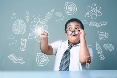 Çocuk ilham almayı öğreniyor.