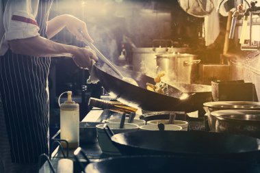 Şef kızartma pişirme karıştırın