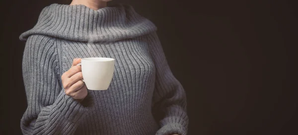 Bir Fincan Kahve Tutan Kadın — Stok fotoğraf
