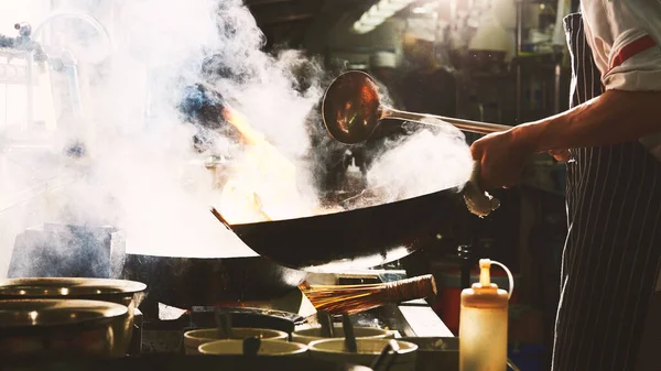 Chef Stir Fry Wok Dramatic Cooking Fire Har — Stock Photo, Image