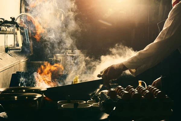 Chef Salteado Wok Cocina Dramática Con Fuego Duro — Foto de Stock