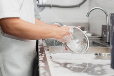 Restoranda bulaşık yıkayan adam.