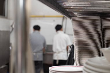 Restoranda bulaşık yıkayan adam.