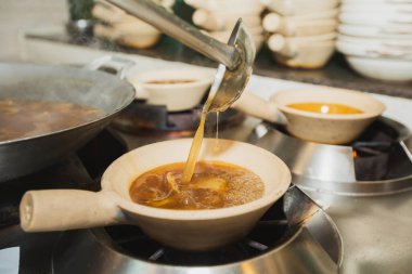 Kaynamış köpekbalığı yüzgeci çorbası. Geleneksel Çin lüks menüsü