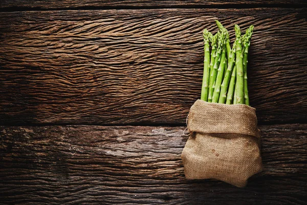 Asperges Fraîches Sac Sur Fond Vieux Bois — Photo