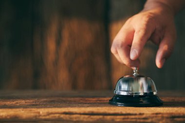 Bulanık arkaplanı olan servis için tezgahta zil