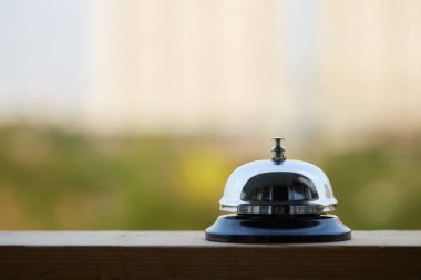 Bulanık arkaplanı olan servis için tezgahta zil
