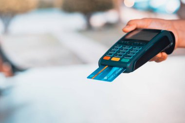 Kredi kartı geçiş makinesiyle ödeme, yeni normal alışveriş konsepti