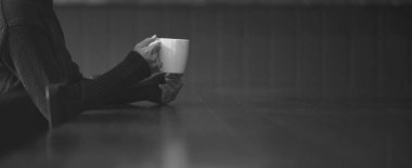 Kadınlar kahve fincanını klasik ya da tek renkli ton filtresiyle tutuyorlar..