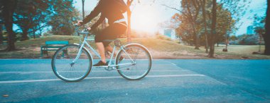 Parktaki bisikletçiler kapatıldıktan sonraki faaliyetlerdir.