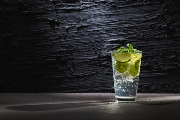 Mojito Cocktail Mit Limette Und Minze Glas Mit Eis Auf — Stockfoto