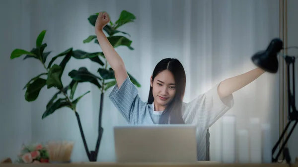 Las Mujeres Trabajan Línea Casa Con Computadoras Por Noche — Foto de Stock