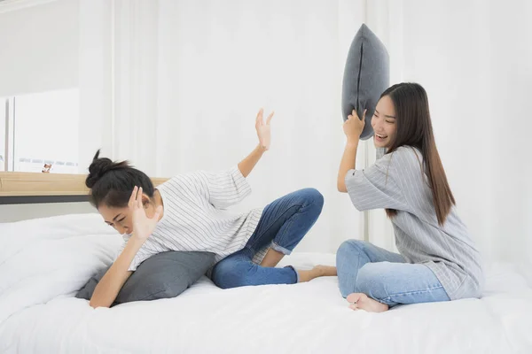 Fröhliche Ängstliche Frauen Spielen Kissenschlacht Auf Dem Bett Haus — Stockfoto