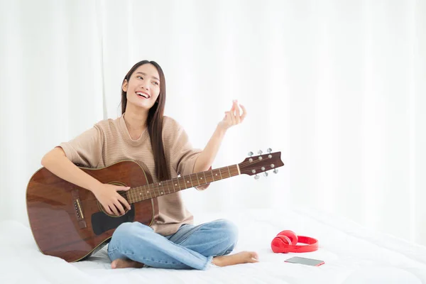 Wanita Asia Yang Cantik Tersenyum Dengan Bermain Gitar Tempat Tidur — Stok Foto