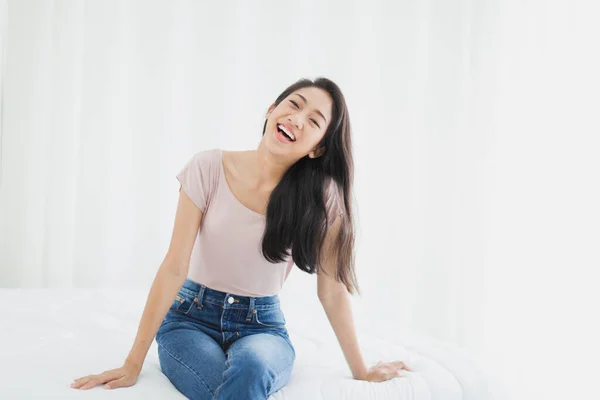 Wanita Asia Yang Cantik Tersenyum Dengan Bahagia Tempat Tidur — Stok Foto