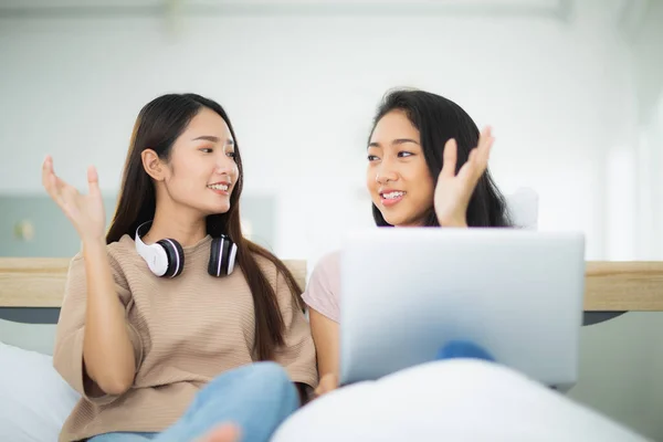 Mujeres Alegres Junto Con Unidad Hogar Las Mujeres Compras Junto — Foto de Stock