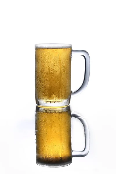 啤酒杯 有倒影 白色孤立 — 图库照片