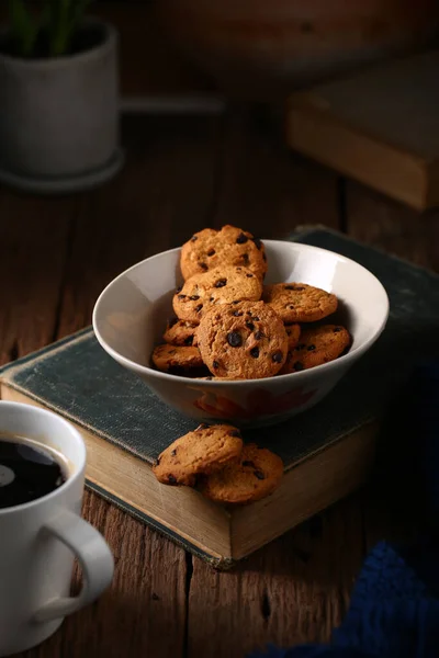 Still Life Chocolate Chip Cookies Cup Bowl Old Book — Stock Photo, Image