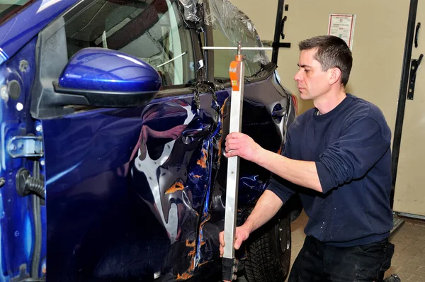 Mekaniker börjar reparera skadade bilen. — Stockfoto