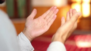 genç Müslüman dua boncuklar ile