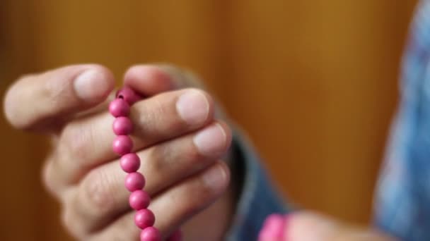 Zikr jóvenes musulmanes en la mezquita con los granos — Vídeo de stock