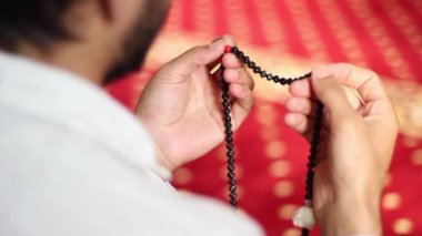 genç Müslüman dua camide
