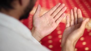 Mescid-i Haram 'da Elle Müslüman Namaz