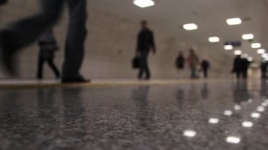 Banliyö sakinleri metroda yürüyorlar.