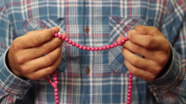 Jeune musulmane prière avec perles — Video
