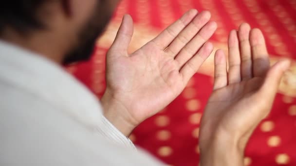 Oración musulmana en la mezquita con la mano — Vídeos de Stock