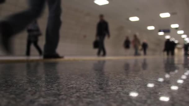 Forens menigte van mensen lopen de metro ondergronds — Stockvideo