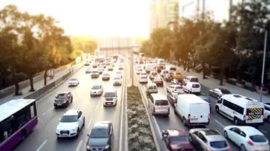 Otoyol zamanındaki trafik sıkışıklığı