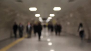 Banliyö sakinleri metroda yürüyorlar.
