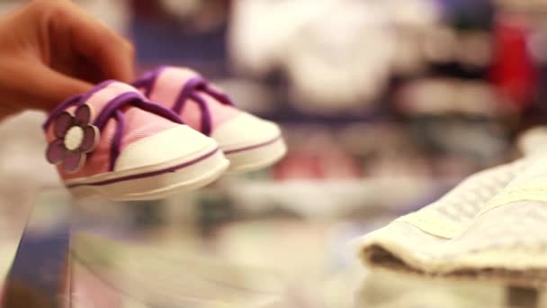 Young man in the store buying clothes — Stock Video