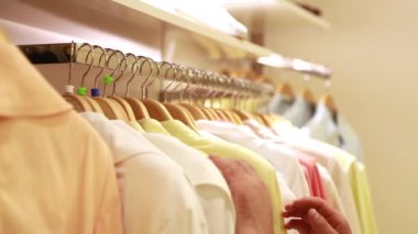 Kadınlar kumaş alışveriş