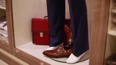 adam kaymak ile ayakkabı satın alma