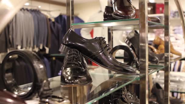 Покупая обувь с ползунок человек — стоковое видео