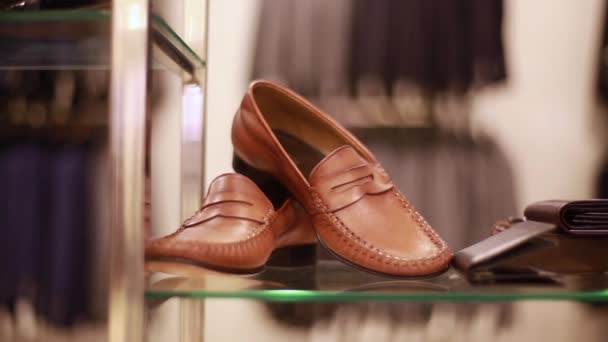 Homem a comprar sapatos com slider — Vídeo de Stock
