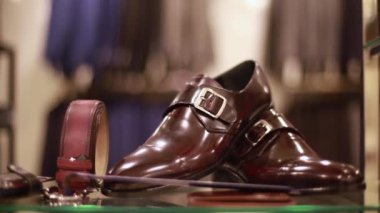 adam kaymak ile ayakkabı satın alma