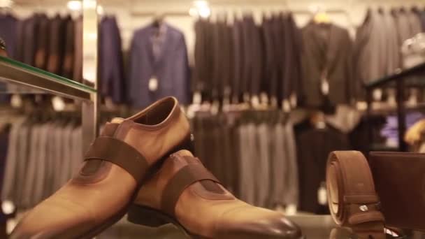 Comprar hombre zapatos con slider — Vídeos de Stock