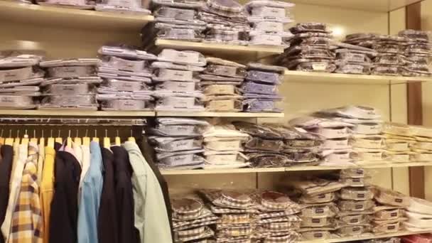 Shipping man cloth store — Stock Video
